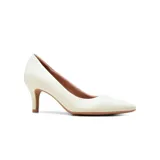 Zapato de taco alto Usaflex modelo Aina, color blanco marfil, con diseño de punta fina y plantilla acolchada.