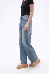 Pantalon de jean azul de corte recto y tiro alto, con diseño clásico de cinco bolsillos y cierre frontal con botón.