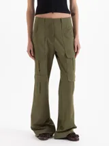 Pantalon cargo de tiro alto color verde militar, confeccionado en sastrero elastizado, con multiples bolsillos con tapa en los laterales y diseño de pernera ancha.