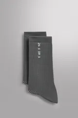 Pack de dos pares de calcetines técnicos de entrenamiento color blanco, con diseño acanalado en la parte superior y detalles perforados en el empeine. Incluyen la inscripción "26 1 18 1" y "ATHLETICZ" en la suela.