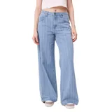 Pantalon de jean estilo wide leg con diseño de rayas verticales finas en tono celeste claro. Cuenta con cierre frontal, bolsillos laterales y traseros, y corte holgado de pierna ancha.