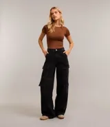 Body de cuello redondo y manga corta, confeccionado en tejido de poliamida con elastano. Presenta un diseño liso y ajustado al cuerpo con cierre en la entrepierna.