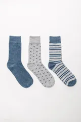 Pack de tres pares de medias de media caña. Incluye un par liso en color azul, un par gris con estampado de pequeños motivos y un par a rayas horizontales en tonos azul y gris.