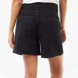 Short de jean negro de tiro alto, con bolsillos laterales y traseros, cierre de botón y cremallera.