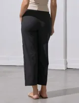 Pantalón jogger color crema, de corte ancho, con pretina elastizada y lazo de ajuste.