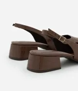 Tacones slingback Satinato en color marrón con textura crocco, puntera fina, taco bloque mediano y tira ajustable con hebilla en el talón.