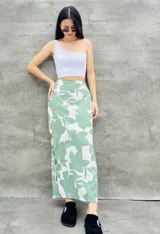 Pollera larga de tiro alto con estampado de flores color verde y blanco.