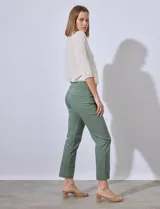 Pantalón de vestir verde esmeralda, de corte recto, con bolsillos laterales y traseros.