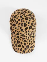 Gorra de béisbol con estampado animal print color beige y marrón.