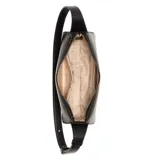 Cartera tipo baguette Guess modelo Isobel, color negro con textura granulada. Presenta cierre superior, correa ajustable para el hombro y un charm colgante en forma de corazón. Incluye logo triangular metálico en la parte frontal y herrajes dorados.