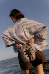 Sandalias bajas color beige con tiras de cuero entretejidas.