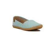 Zapatilla estilo alpargata Moleca, color celeste calado, con suela de goma marrón con textura trenzada y detalle de aplique en el talón.