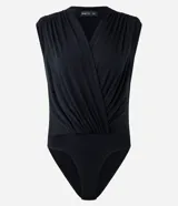 Body femenino de la marca Blue Steel, confeccionado en tejido de poliéster con elastano. Presenta un diseño sin mangas con escote en V cruzado y detalle de hombreras, ofreciendo un ajuste cómodo y elegante.