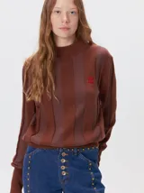 Sweater de punto con cuello polera, diseño a rayas verticales en tonos azules y logo bordado en color amarillo en el pecho. Presenta puños y ruedo ajustados.