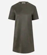 Vestido corto recto color verde militar, confeccionado en gamuza sintética con elastano. Presenta cuello redondo, mangas cortas y ruedo redondeado.