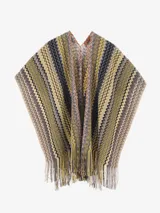 Capa o poncho de tejido de punto con diseño de zigzag multicolor, con cuello en V y flecos largos en el borde inferior.