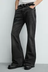 Jeans flare fit de tiro medio, confeccionados en denim de algodón color azul con efecto deslavado. Diseño ajustado en la parte superior y abierto en campana desde la rodilla, con cinco bolsillos y cierre frontal con cremallera y botón.