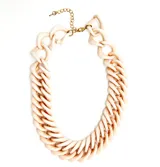 Collar corto de cadena gruesa color beige con eslabones planos y cierre de mosquetón dorado con cadena de alargue.