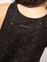 Top de lino color crema, sin mangas, con escote redondo y bordados florales.