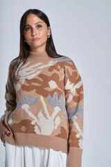 Sweater de punto color marrón con cuello alto y estampado botánico en tonos beige y gris.