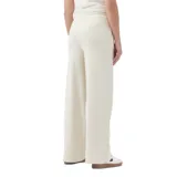 Pantalón palazzo de tejido liso color crema, tiro alto con cintura elástica y cordón ajustable. Corte ancho y pierna recta.