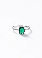 Anillo de plata 925 con piedra zirconia central en corte oval color verde y pequeños cristales blancos engastados en los laterales del aro.