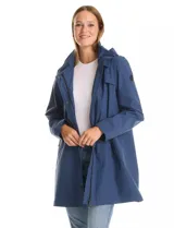 Gabardina impermeable de corte evasé en color azul. Presenta cierre frontal oculto con botones a presión, cuello alto, capucha fija y bolsillos laterales con cierre. Incluye forro interno.