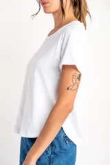 Remera blanca de algodón, de corte recto y mangas cortas.