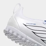 Championes de fútbol Adidas Predator Club para pasto sintético, color blanco con detalles en negro y lengüeta plegable azul con logo rojo. Presentan diseño con cordones elásticos y suela de caucho con tapones para mayor tracción.