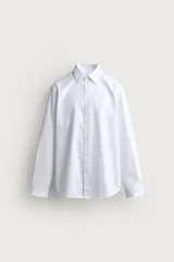 Camisa de corte regular fit confeccionada en tejido de algodón, con diseño a cuadros sutiles en tonos claros, cuello italiano y manga larga con puños abotonados.