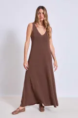 Vestido largo marrón de tejido de punto con escote en V y sin mangas.