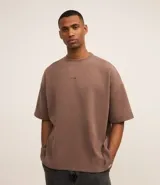 Remera marrón de poliéster y elastano con textura de pana, cuello redondo, manga corta y bordado centralizado de lettering minimalista.