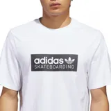 Remera de algodón blanca de corte clásico, con cuello redondo y manga corta. Presenta un estampado frontal rectangular en color negro con el logo de Adidas y la inscripción Skateboarding en blanco.