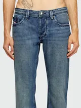 Pantalón de jean Diesel modelo 1985 Larkee, de corte recto, color azul con lavado medio y detalles de desgaste.