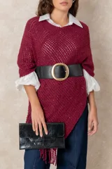 Cinturón ancho tipo faja, confeccionado con una banda elástica negra y paneles de cuero italiano en la parte frontal. Presenta una hebilla metálica circular de gran tamaño con acabado dorado brillante.