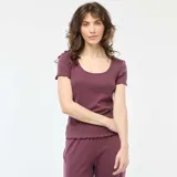 Camiseta de manga corta color ciruela, con escote redondo y terminaciones onduladas en mangas y ruedo.