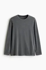 Remera deportiva de manga larga con tejido funcional DryMove, de tacto suave y efecto lavado. Presenta cuello redondo y costuras reforzadas, diseñada para absorber el sudor y mantener la frescura durante el entrenamiento.