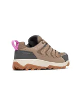 Zapatilla de senderismo Columbia Strata Trail Low WP para mujer, color arena (marrón claro) con detalles en gris oscuro y cordones y tirador trasero en rosa. Presenta construcción impermeable y transpirable Omni-Tech™, entresuela TechLite™ y suela Omni-Grip™.