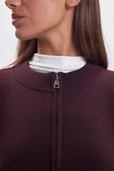 Campera de punto color bordó con cierre frontal completo, cuello redondo tejido y mangas largas con diseño holgado.
