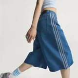 Shorts de denim estilo bermuda extragrande, de tiro alto y diseño holgado, con las clásicas franjas laterales de la marca.