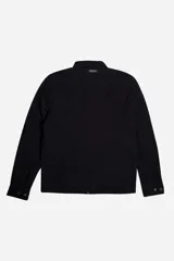 Campera color marrón confeccionada en gabardina suave, resistente y liviana. Diseño clásico con cuello medio y bolsillos laterales con cierre.