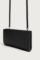 Cartera tipo bandolera de diseño rectangular con acabado grabado. Cuenta con compartimento principal con cierre de cremallera, interior organizado con dos compartimentos adicionales y asa de hombro ajustable y extraíble.