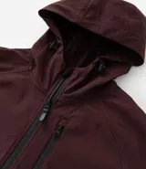 Campera deportiva Get Over de tejido técnico resistente al agua, color bordó. Presenta capucha ajustable con cordones, cierre frontal con cremallera, bolsillos laterales y un bolsillo adicional en el pecho, todos con cierre.
