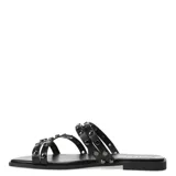 Sandalias bajas color beige con tres tiras horizontales con apliques de tachas plateadas.