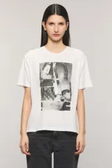 Remera oversize de jersey de algodón color blanco, con cuello redondo, mangas cortas y estampa frontal en blanco y negro de estilo collage fotográfico.
