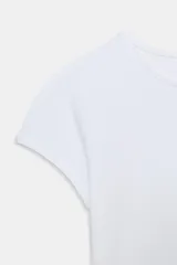 Camiseta cropped de manga corta y cuello redondo, de corte ajustado y color negro.