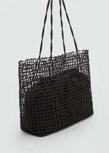 Bolso tipo shopper de diseño trenzado con estructura de rejilla, que incluye una bolsa interior de tela con cierre regulable y dos asas largas para llevar al hombro.