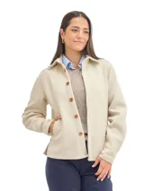 Sobrecamisa de tejido tipo paño en color beige, con cuello clásico, cierre frontal de botones de madera y bolsillos laterales.