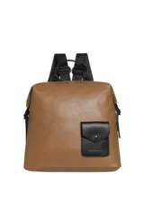 Mochila de cuero sintético negro con un pequeño bolsillo frontal con solapa y broche a presión, cierre principal con doble cursor y tiras de hombro regulables con inscripciones de la marca.