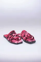 Sandalias planas con capellada de algodón estampada con diseño batik en tonos rosa y negro. Suela de neumáticos reciclados.